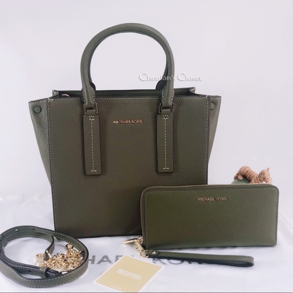 Michael Kors Handbags - NWOT Michael Kors Alessa Set